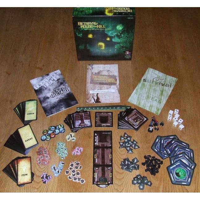 Hasbro-Betrayal at House on the Hill-F3148-Legacy Toys